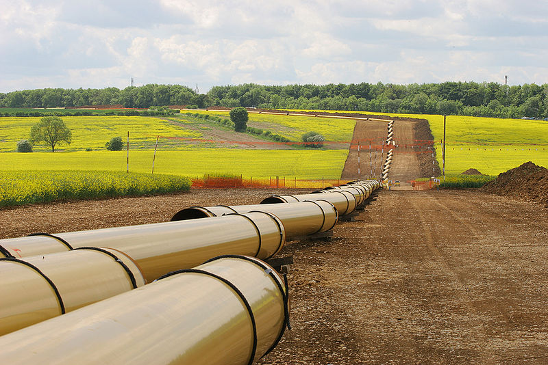 A natural gas pipeline under construction (Photo: Wikimedia Commons).
