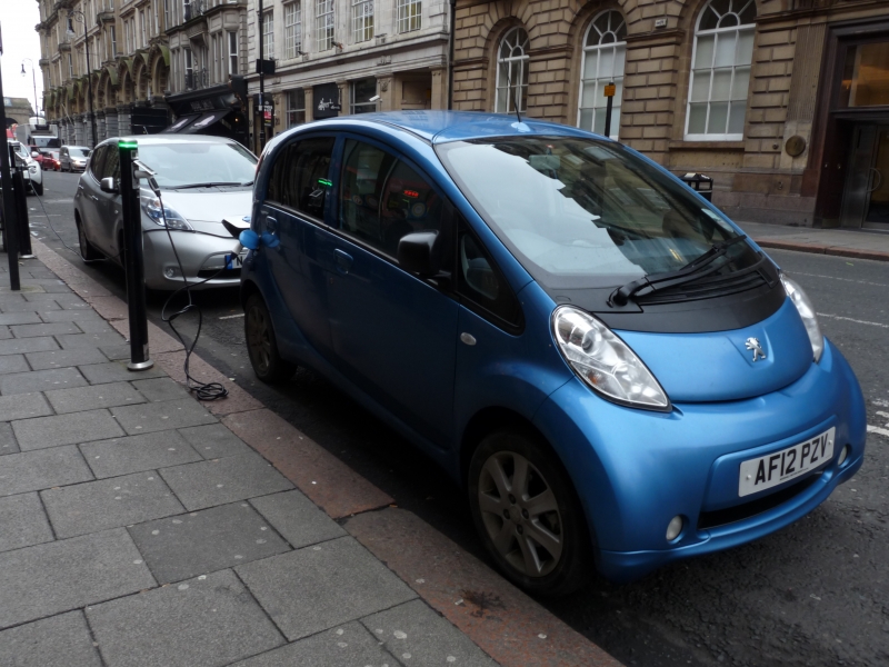 An electric car charges up at a station in Newcastle, England (Photo: Wikimedia Commons)